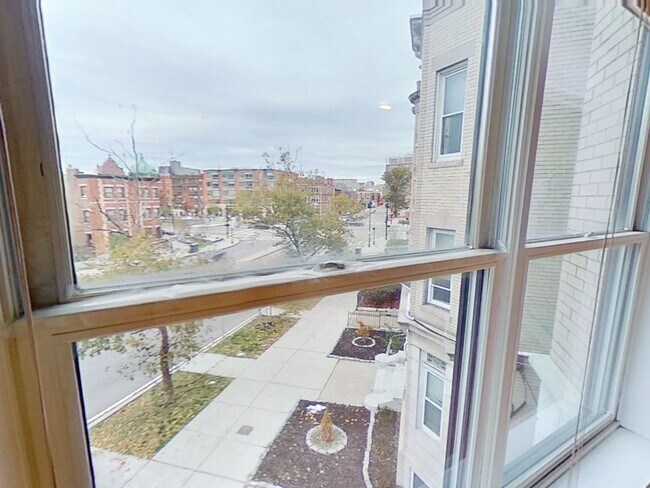 Building Photo - Recently Renovated Studio Right on Park Dr...
