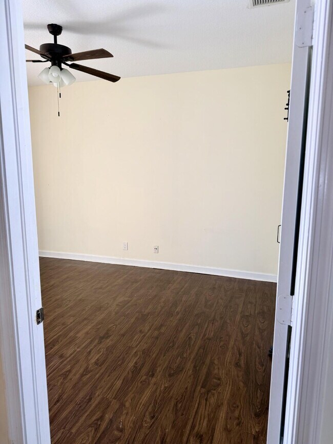 Building Photo - "Charming 3-Bed, 2-Bath Oasis in Wellington's Heart – 1060 Sqft of Comfort Awaits!"