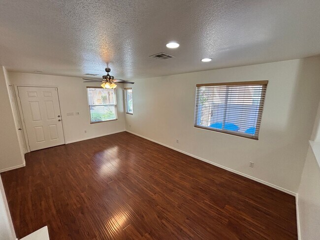 Building Photo - Beautiful 5Bed/2.5Bath/2Car home located near Seven Hills