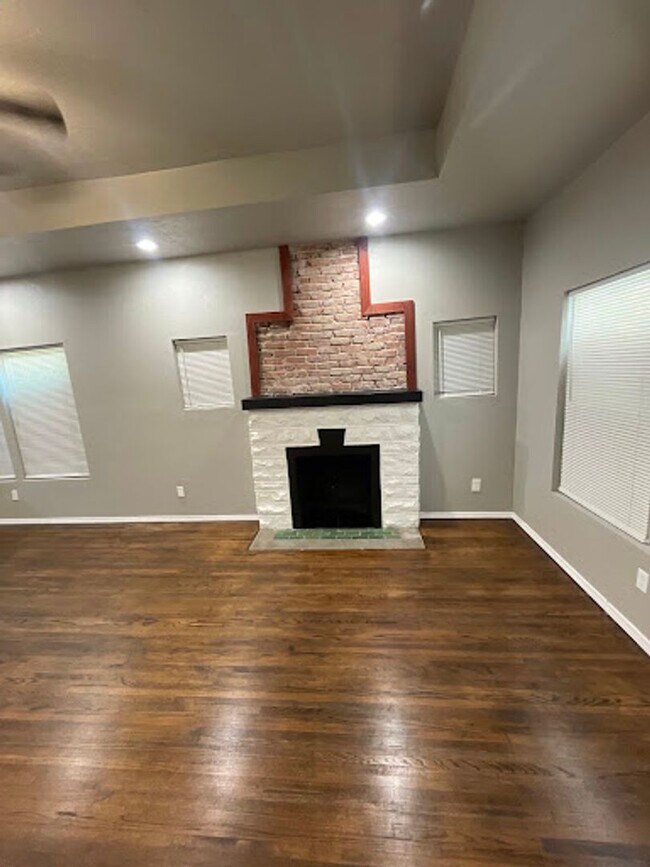 Building Photo - 3 bed 3 bath for rent