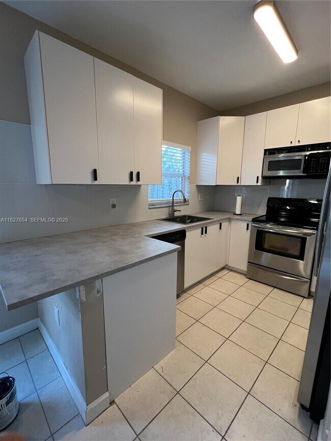 Building Photo - 4104 NE 24th Dr