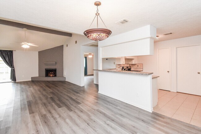 Building Photo - 22743 Red River Dr