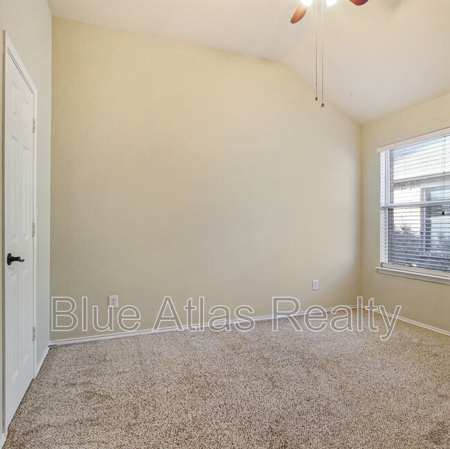 Building Photo - 542 Hickory Ln