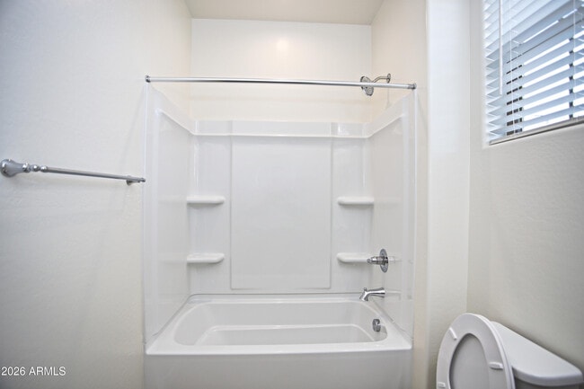 Building Photo - 815 W Finch Dr