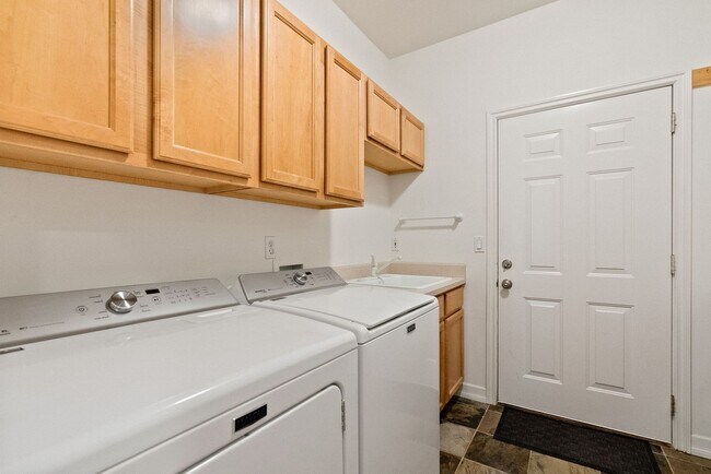 Building Photo - Charming Awbrey Butte Home Available NOW