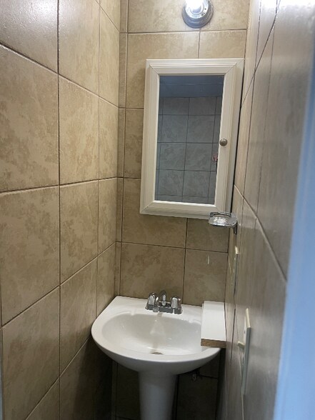 Building Photo - 704 10th Ave