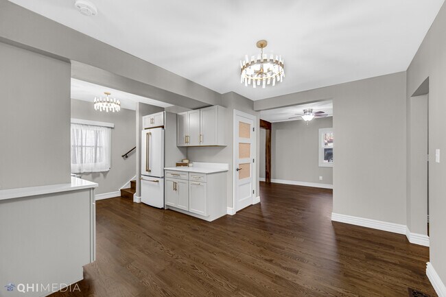 Building Photo - 6N926 Irving Ave