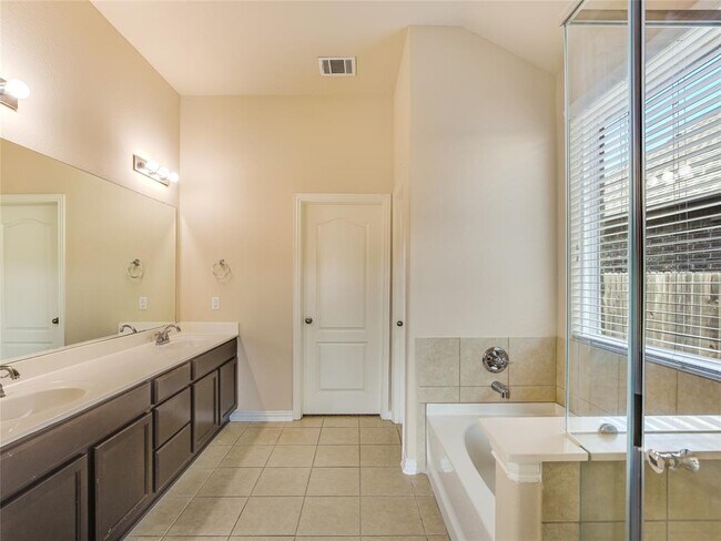 Building Photo - 105 Salt Fork Dr