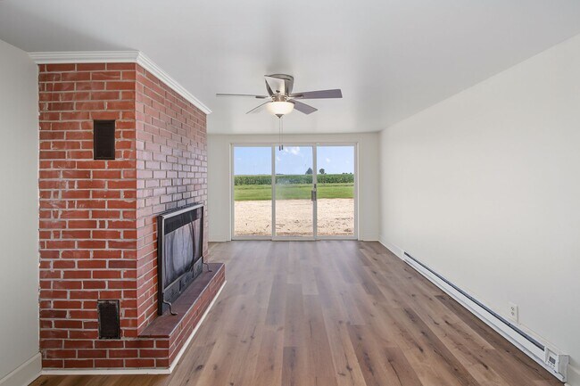 Building Photo - 3 Bedroom, 1 Bathroom Rural Home for Rent – Farmer City, IL