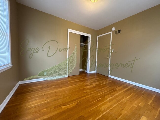 Building Photo - INDEPENDENCE DUPLEX!!!