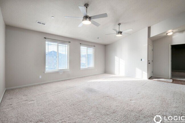 Building Photo - Spacious Condo in Great Location!