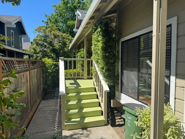 Building Photo - Charming and Serene 3BD/2.5BA Duet In Desi...