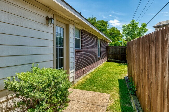 Building Photo - **Eldorado Heights**