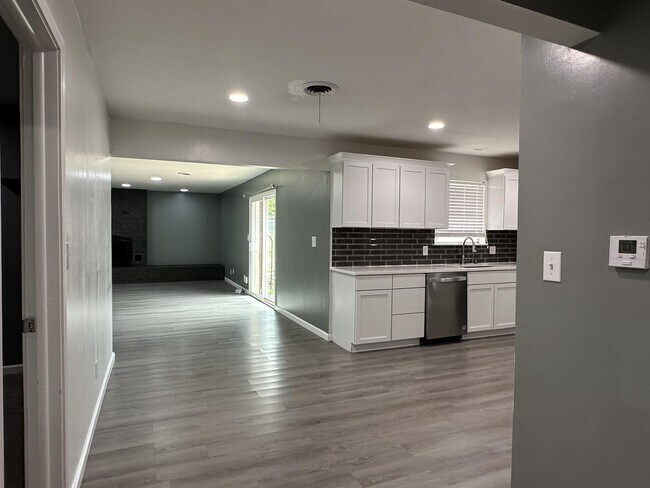 Building Photo - 3633 Buffalo Dr