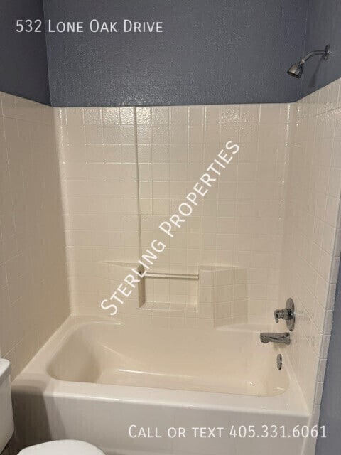Building Photo - 532 Lone Oak Dr