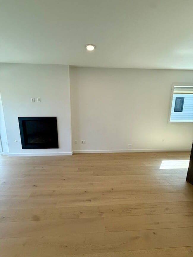 Building Photo - Single Family HOME with 3 Bedrooms 2 1/2 Bathrooms - Where Mountains meet you at upscale living!