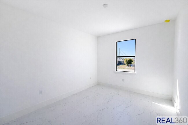 Building Photo - 4806-4808 Golfview Blvd