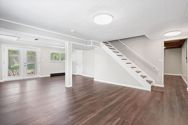 Building Photo - Charming 4-Bedroom Home in Desirable Neigh...