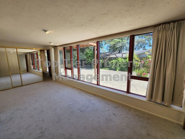 Building Photo - Beautiful 3-bedroom, 2-bathroom home locat...