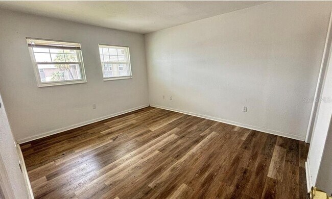 Building Photo - 860 Sky Lake Cir