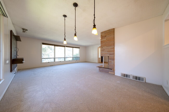 Building Photo - 6624 Southcrest Dr