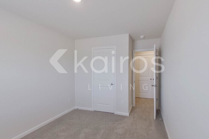 Building Photo - 2401 Banyan Cir