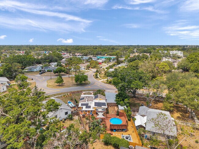Building Photo - Fully Furnished Pool Home | Flexible Lease...