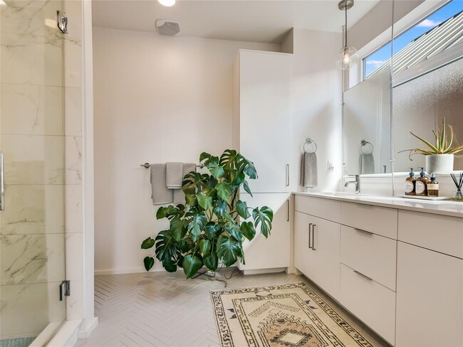 Building Photo - 3100 Menchaca Rd