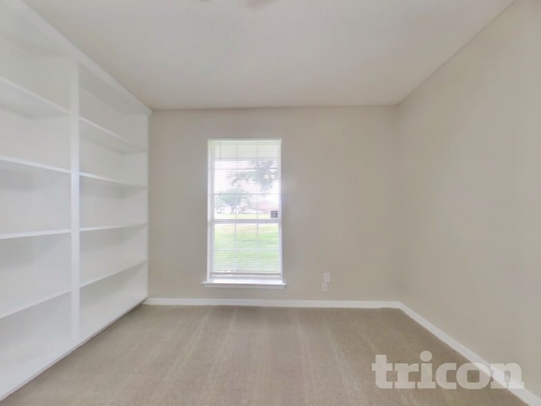 Building Photo - 2727 Fox Creek Dr E
