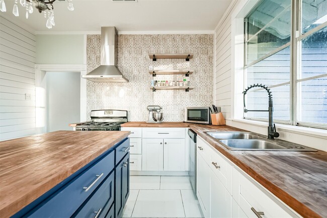 Building Photo - 4016 Avenue Q 1/2