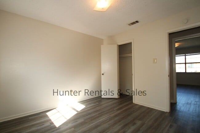 Building Photo - Two-Story Living!