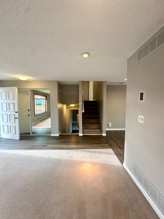 Building Photo - 4 bedroom -Split level and large deck/fenced yard!