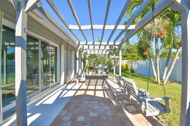 Building Photo - 6550 Country Wood Way