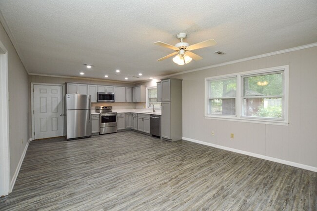 Building Photo - Renovated ranch in Matthews, NC! Heck of a deal! COMING SOON!!!