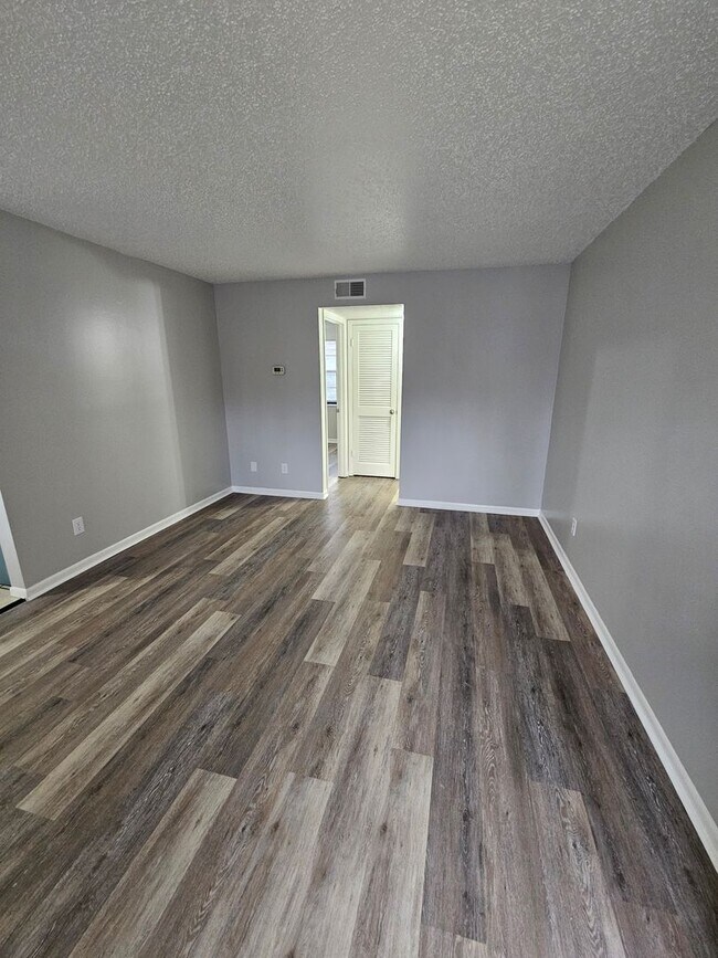 Building Photo - Renovated upstairs 1 Bedroom 1 Bath appartment available NOW!