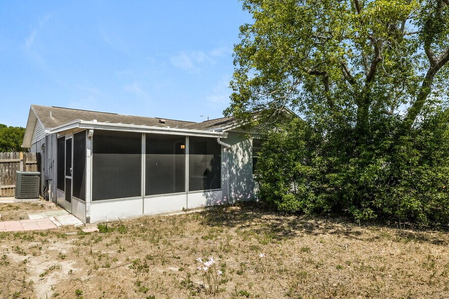 Building Photo - 11610 Meadow Dr