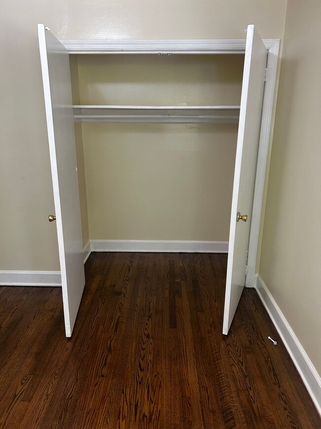 Building Photo - 3 Bedroom 1 bathroom Renovated! 5 minutes ...