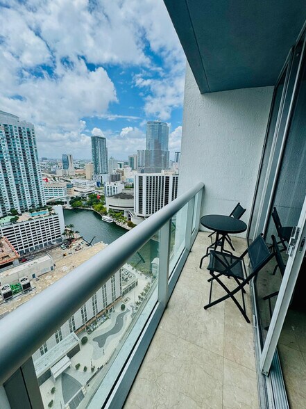 Building Photo - 485 Brickell Ave