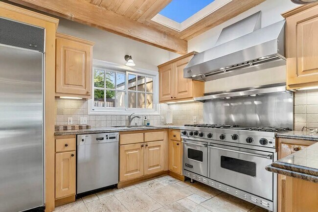 Building Photo - 6241 Frondosa Dr