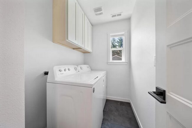 Building Photo - Modern 3 Bedroom + 2.5 bath home in SE Portland!! Brentwood Neighborhood with Air Conditioning!!