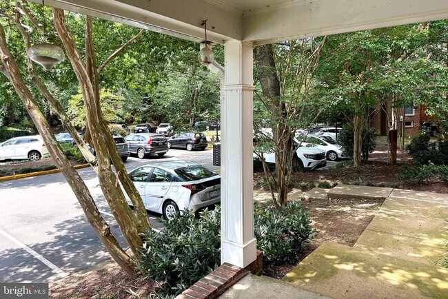 Building Photo - 2438 S Walter Reed Dr
