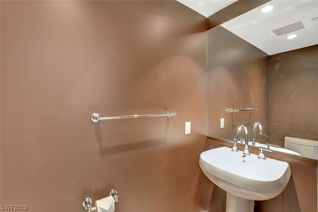 Building Photo - 222 Karen Ave