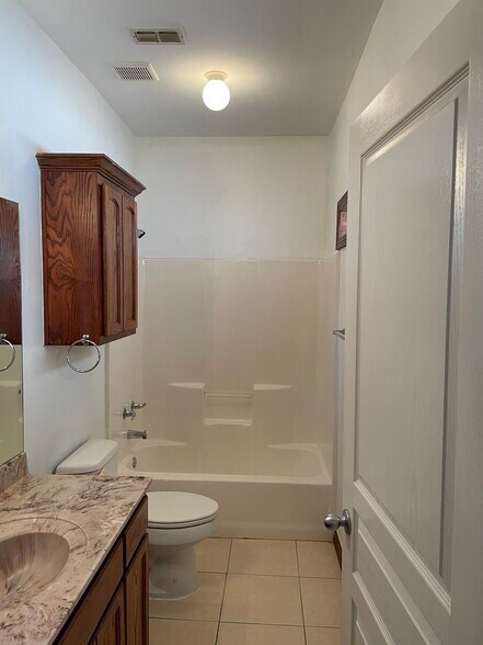 Guest restroom - 3043 Scotland Dr