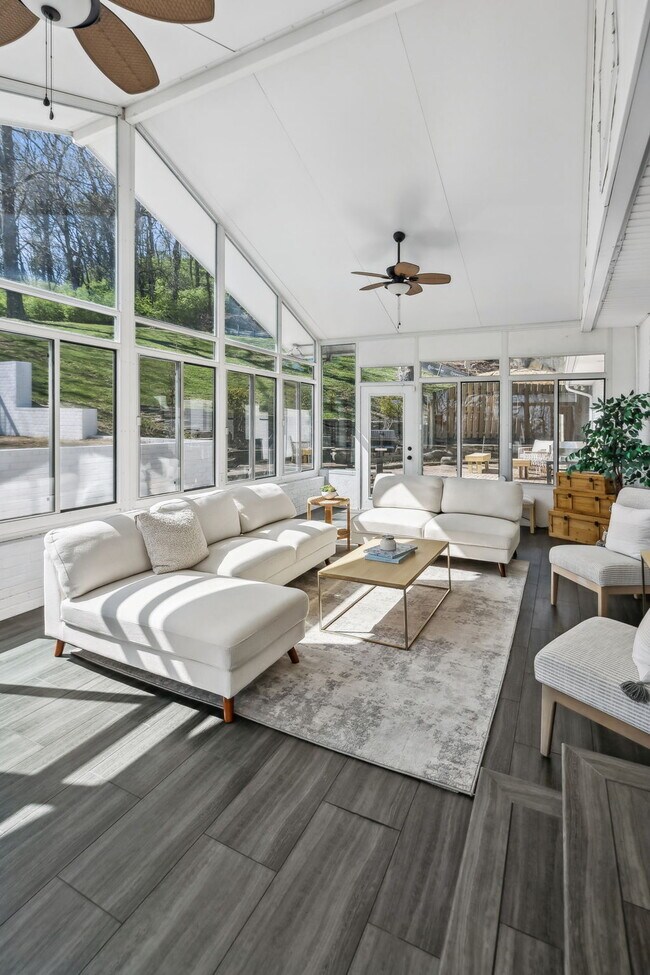 Building Photo - 4604 Mountainview Dr