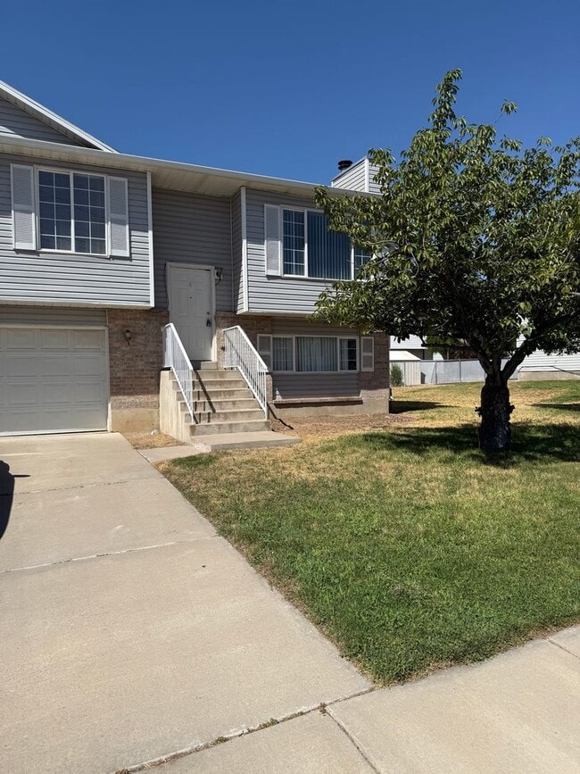 Building Photo - Clearfield 4 bedroom, 3 bathroom home. Big...