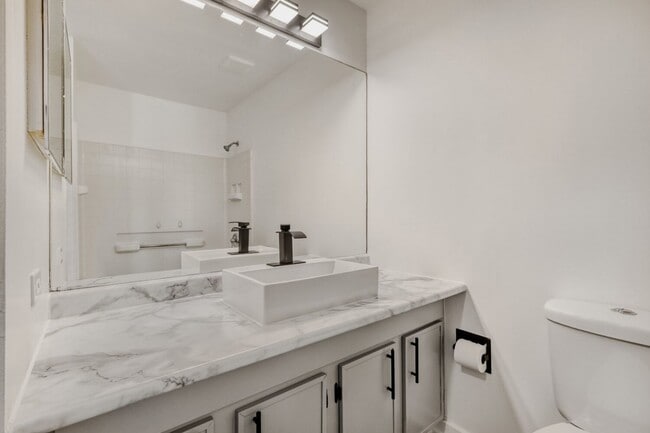 Building Photo - 42 N Park Ave