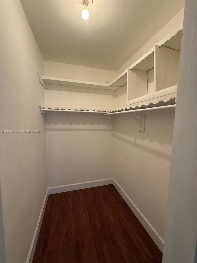 Building Photo - 1721 NE 48th Ct