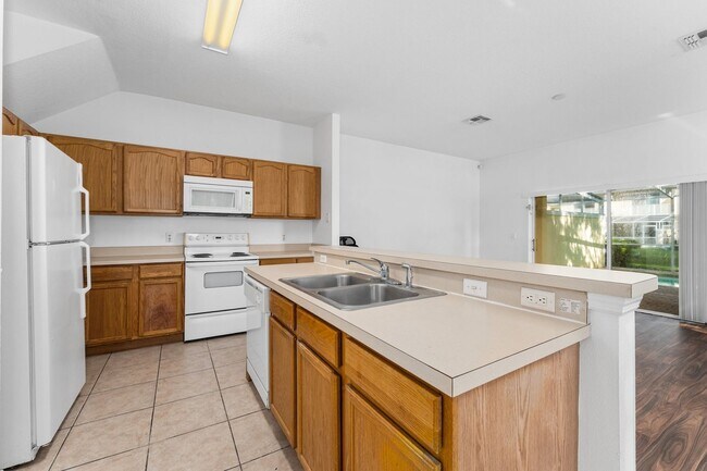 Building Photo - 3-Bedroom, 3-Bath Townhouse in Four Corners of Clermont – Close to Disney