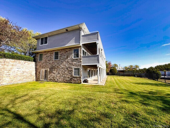 Building Photo - 510 Shore Dr