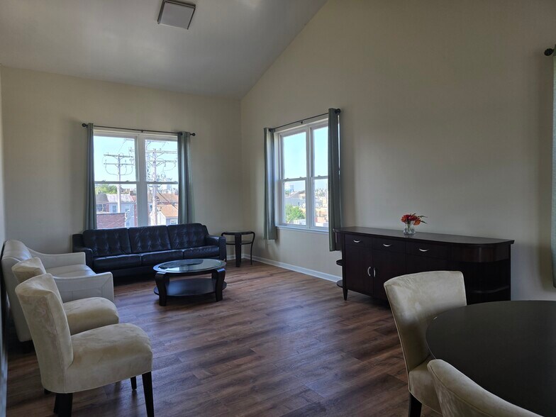 Building Photo - 1118 S Charles St